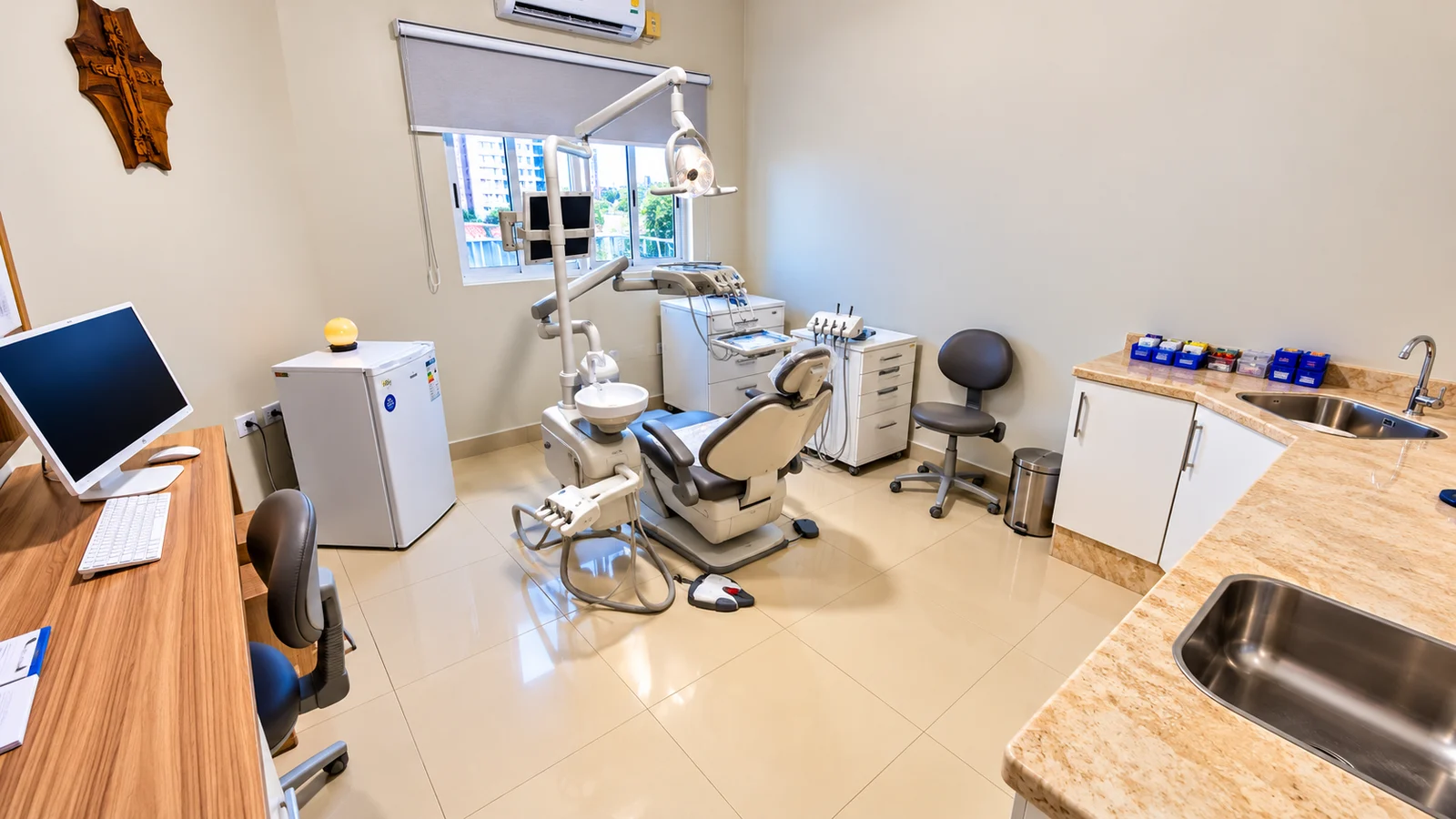 Visão ampla do consultório e da cadeira odontológica