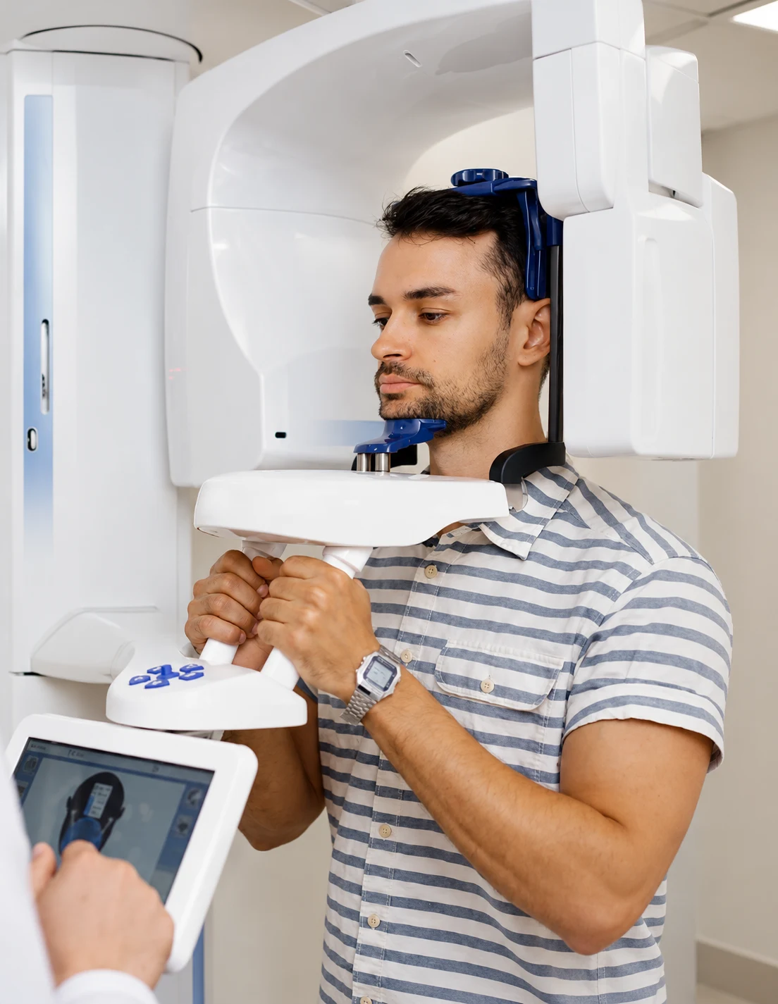 Pessoa posicionada no equipamento de radiologia odontológica
