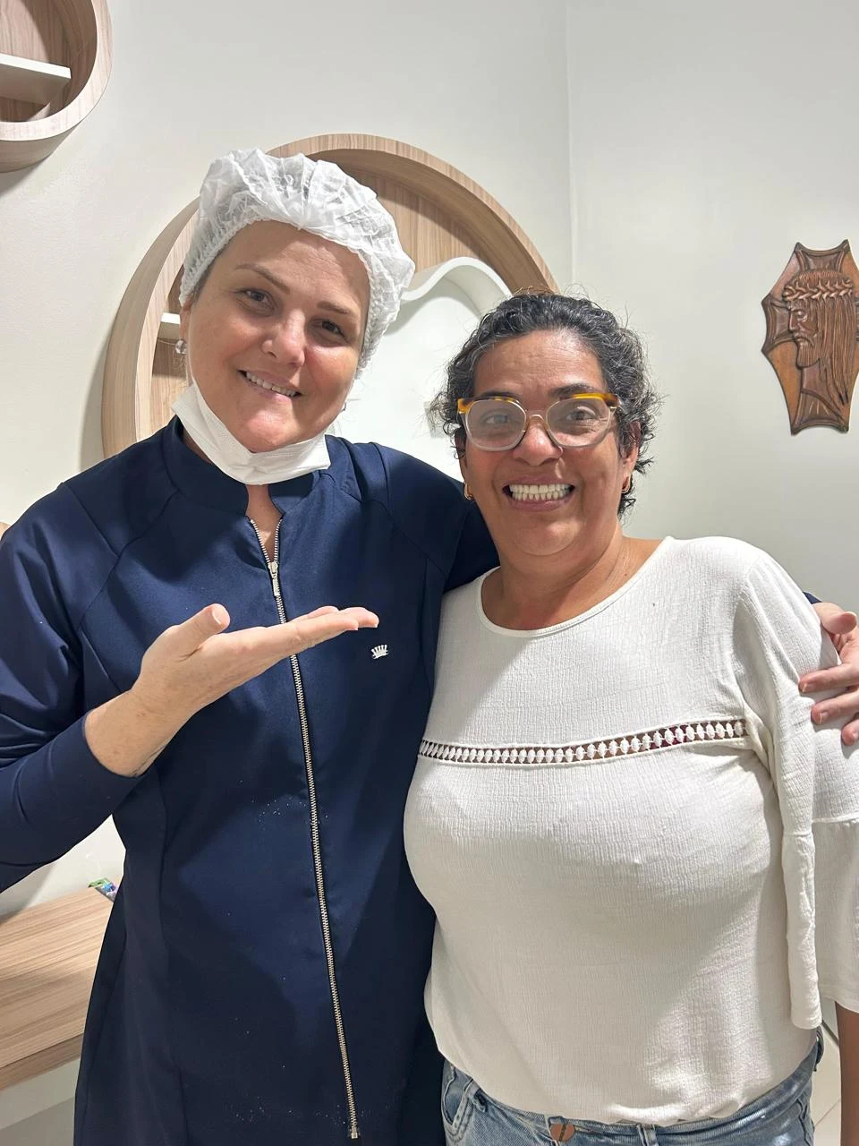 Doutora e paciente sorrindo juntas