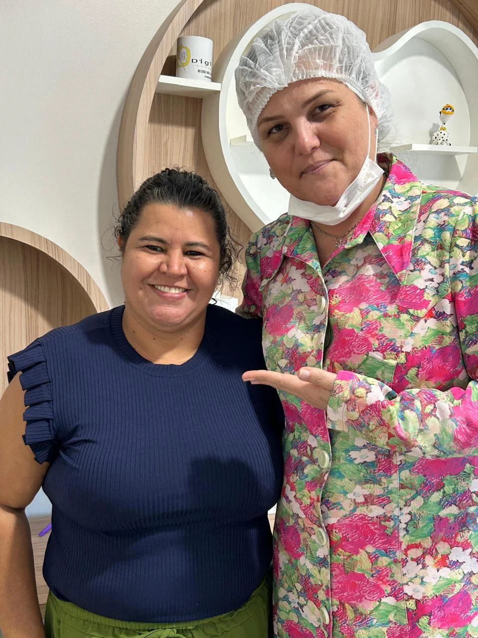 Doutora ao lado de uma paciente